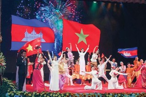 An art exchange performance between Vietnam and Cambodia (Photo: chinhphu.vn)