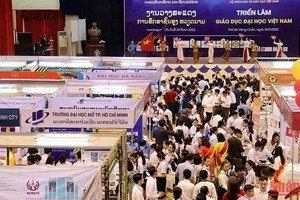 The 2022 Vietnam Higher Education Expo attracted thousands of Lao students and managers. (Photo: NDO)