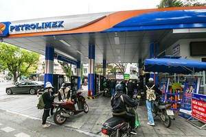 Retail prices of oil and petrol dropped from 3pm on October 3. (Photo: NDO)