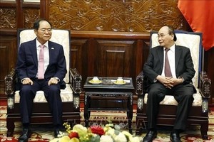 President Nguyen Xuan Phuc (R) and the outgoing Ambassador of the Republic of Korea (RoK), Park Noh-wan. (Photo: VNA)