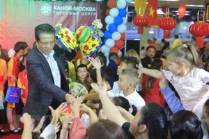 Vietnamese Ambassador to Russia Dang Minh Khoi presents lanterns to children at the Mid-Autumn Festival celebration on September 9. (Photo: VNA)