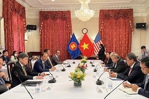 The meeting between the ACW and the ASEAN Secretary-General Lim Jock Hoi in Washington D.C on September 26. (Photo: VNA)