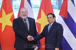 Cuban Prime Minister Manuel Marrero Cruz poses for a photo with his Vietnamese counterpart Pham Minh Chinh (right) during their meeting on September 29. (Photo: VNA)