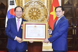 Minister of Foreign Affairs Bui Thanh Son (right) presents a Friendship Order to the outgoing Ambassador of the Republic of Korea (RoK), Park Noh-wan. (Photo: VNA)