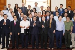 PM Pham Minh Chinh (fifth from left, front row) with delegates at the event. (Photo: VNA)