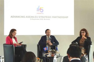 Vietnamese Ambassador to Belgium and Head of the Vietnam’s Delegation to the EU Nguyen Van Thao (centre) speaks at the event. (Photo: VNA)