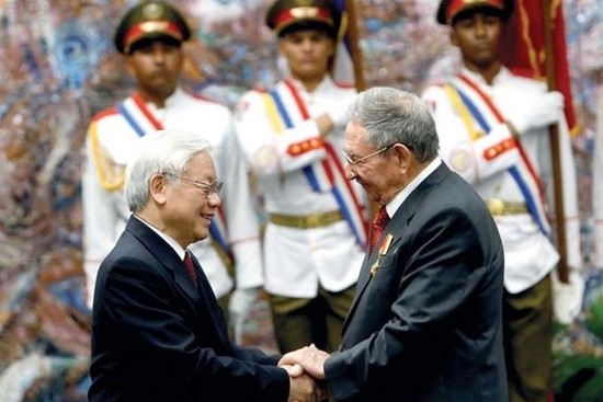 General Secretary Nguyen Phu Trong (L) meets with First Secretary of the Communist Party of Cuba Central Committee Raul Castro Ruz during his official visit to Cuba in March 2018. (Photo: Ministry of Foreign Affairs)