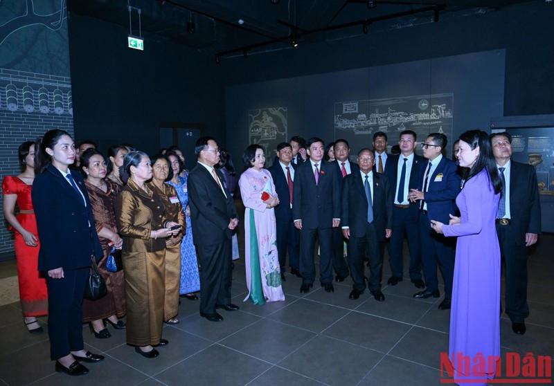  President of the Cambodian NA Samdech Heng Samrin and the high-ranking delegation from the Cambodian National Assembly visited the underground display area at the National Assembly's House, admiring artifacts and images depicting life in the ancient Imperial Citadel of Thang Long.