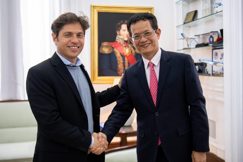 Buenos Aires Governor Axel Kicillof and Vietnamese Ambassador to Argentina Duong Quoc Thanh (R) (Photo: VNA) 
