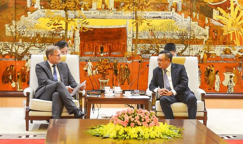 Hanoi Chairman Tran Sy Thanh and Danish Ambassador Nicolai Prytz. (Photo: Ha Noi Moi)