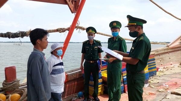 Border guards popularise fisheries regulations to fishermen (Source: https://kiengiang.gov.vn/)