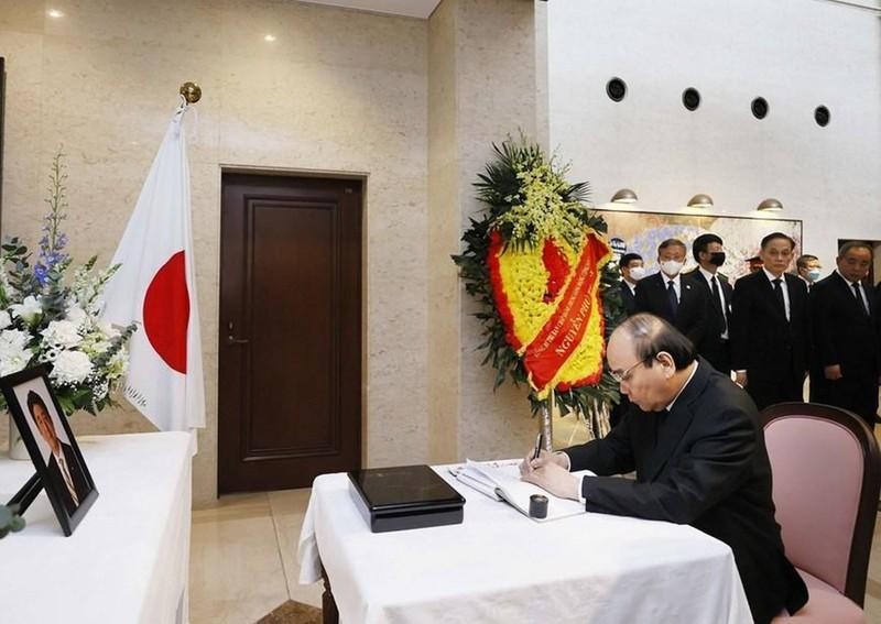 President Nguyen Xuan Phuc writes in the book of condolences for late Japanese Prime Minister Abe Shinzo.