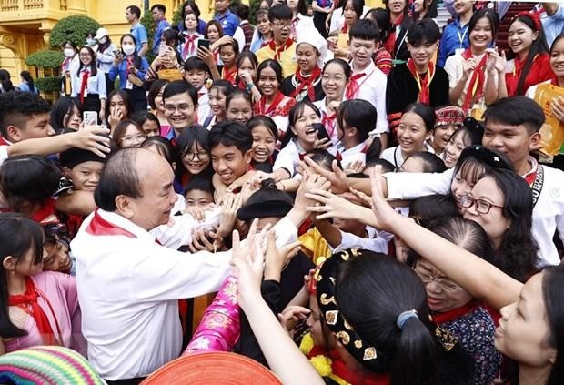 President Nguyen Xuan Phuc receives outstanding children from all ethnic groups. (Photo: VNA)