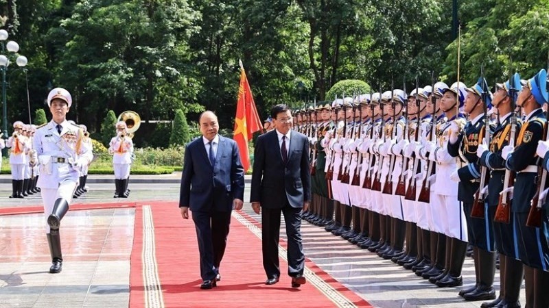 Vietnamese President Nguyen Xuan Phuc (L) and General Secretary of the Lao People’s Revolutionary Party Central Committee and President of Laos Thongloun Sisoulith inspect the guard of honour at the welcome ceremony in Hanoi on June 28 (Photo: VNA)