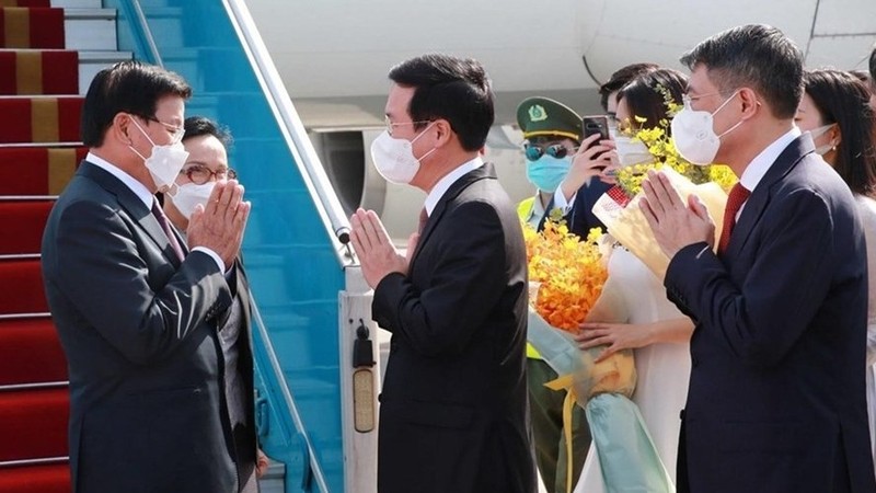 General Secretary of the Lao People’s Revolutionary Party (LPRP) Central Committee and President of Laos Thongloun Sisoulith and his spouse are welcomed by Vietnamese officials at Hanoi's Noi Bai International Airport on June 28 morning. (Photo: VNA)