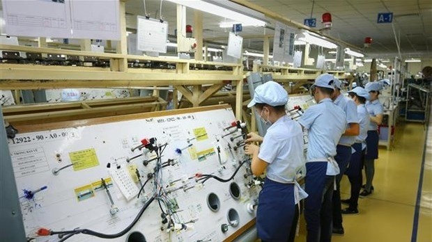 Workers produce electronic components at a factory in Vinh Phuc province (Photo: VNA)