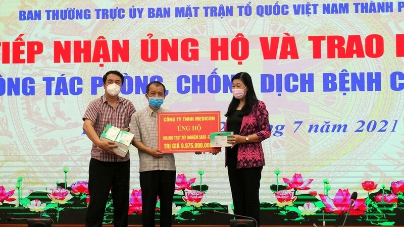 Medicon Co., Ltd. presents 100,000 COVID-19 rapid test kits to the Hanoi chapter of the Vietnam Fatherland Front Committee. (Photo: NDO)