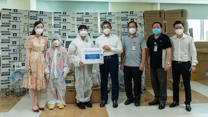 Xeo Chu and his family members present medical equipment to Ho Chi Minh City Medicine and Pharmacy University's Hospital. (Photo: bvdaihoc.com.vn)