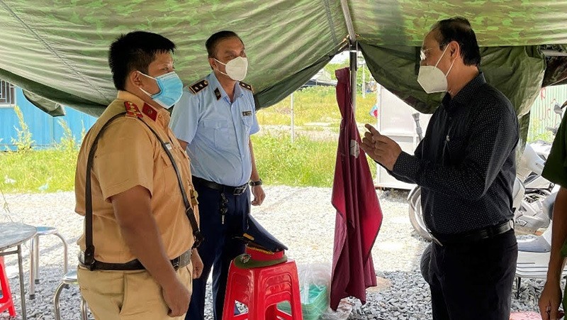 Deputy Minister Le Dinh Tho visits a COVID-19 checkpoint in Binh Duong Province.