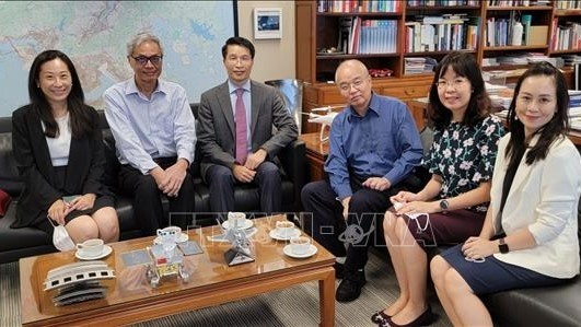 Vietnamese Consul General to Hong Kong (China) Pham Binh Dam (third from left) and Professor Wei Shyy, Rector of HKUST (left) at the working session. (Photo: VNA)