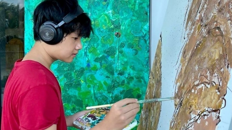 14-year-old painter Xeo Chu held two online auctions to raise funds to buy medical supplies and food. 