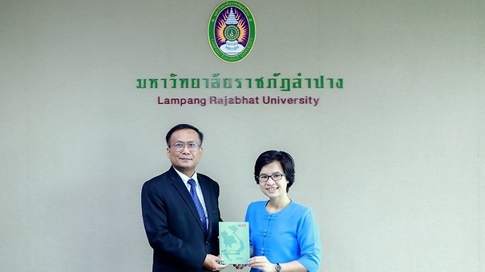 Dr. Truong Thi Hang (right) presents books to Lampang Rajabhat University. (Photo: NDO)