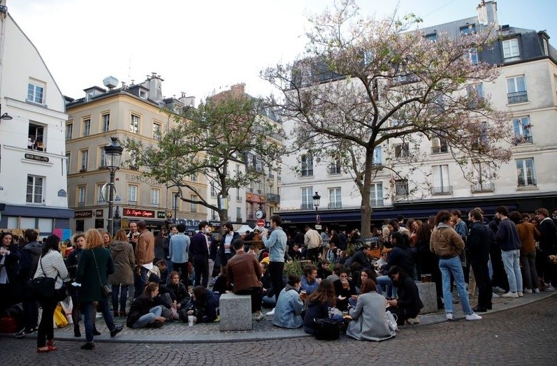 People enjoy an evening drink at Place de la Contrescarpe in Paris as cafes, bars and restaurants reopen after closing down for months amid the coronavirus disease (COVID-19) outbreak in France, May 19, 2021. (Photo: Reuters)