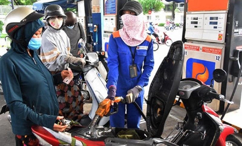 A discount of VND500 per litre on petrol retail prices (including VAT) will be applied to Petrolimex petrol stations in 23 provinces and cities that are implementing social distancing. (Illustrative image)