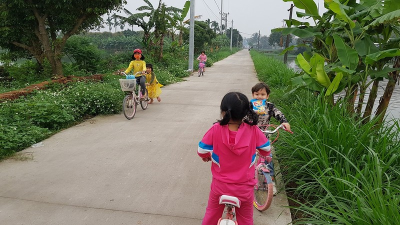 Kids are playing on a rural road in Hung Yen Province.
