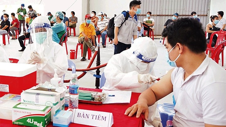 Vaccination against COVID-19 for workers at Song Than 3 Industrial Park, Thu Dau Mot city, Binh Duong province. (Photo: NDO/Trinh Binh)