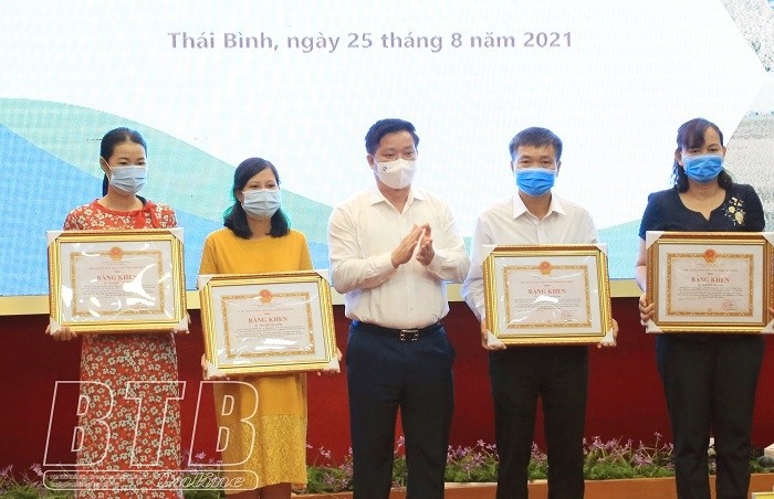 Winners of the AgResults Vietnam Greenhouse Gas Emissions Reduction Pilot project honoured at the award ceremony (Photo: baothaibinh.com.vn)