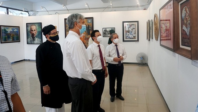 Delegates visiting the exhibition. (Photo: NDO)
