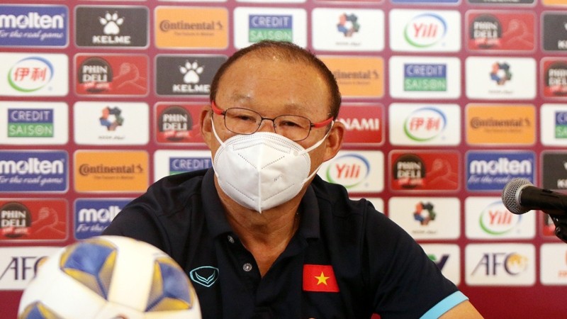 Head coach Park Hang-seo speaks at the pre-match brief. (Photo: Vietnam Football Federation)