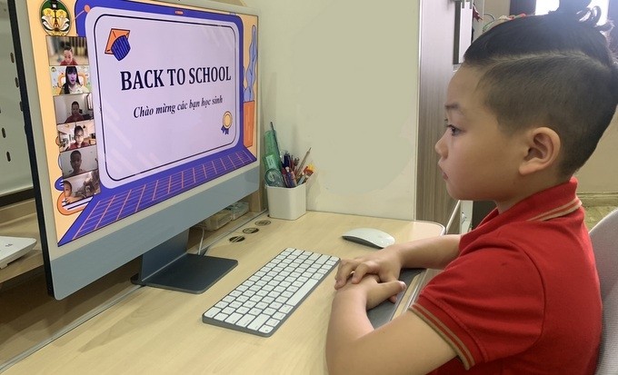 A student from Trang An Primary School in Hanoi begins the new academic year by the online form. (Photo: Thu Ha)