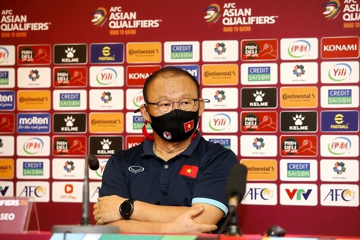 Vietnam head coach Park Hang-seo speaks during the press briefing after their match against Australia on September 7. (Photo: VFF)