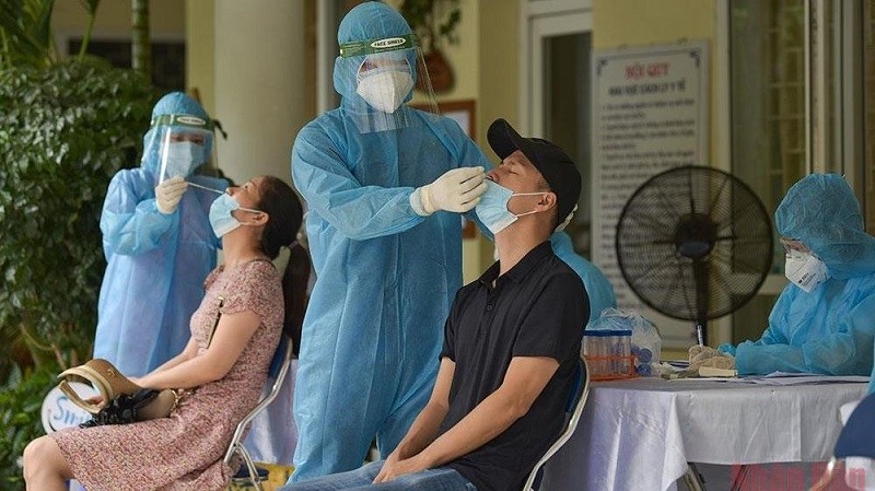 Medical workers taking samples for COVID-19 testing in Thanh Xuan District, Hanoi. (Photo: NDO/Duy Linh)
