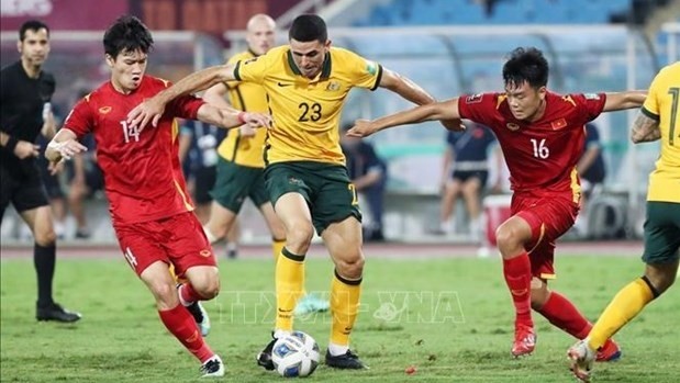 Players vie for the ball at the Vietnam-Australia game (Photo: VNA)