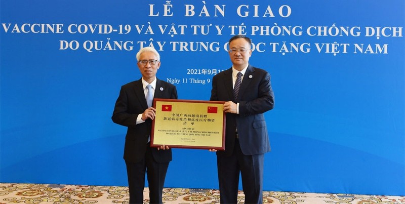 Ambassador of Vietnam to China Pham Sao Mai receives the aid from Vice Governor of Guangxi Zhuang Autonomous Region Huang Junhua. (Photo: VNA)