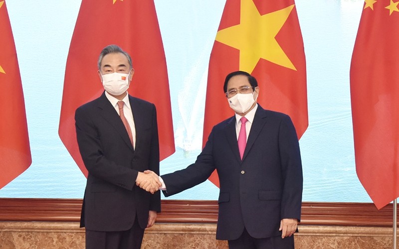 Prime Minister Pham Minh Chinh (R) and Chinese State Councillor and Minister of Foreign Affairs Wang Yi at their meeting in Hanoi on September 11. (Photo: TRAN HAI)