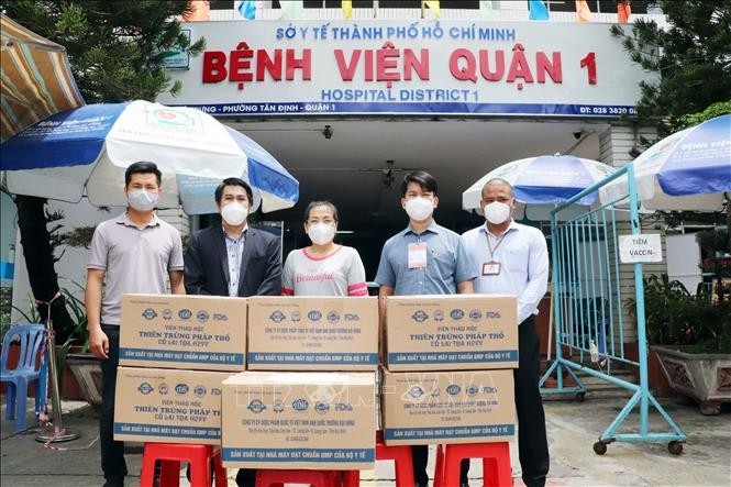 Representatives from the Vietnam Fatherland Front, Ho Chi Minh City Chapter and Vietnam Anh Quoc Truong Dai Hung International Pharmaceutical JSC hand over boxes of herbal medicine to District 1 Hospital. (Photo: VNA)