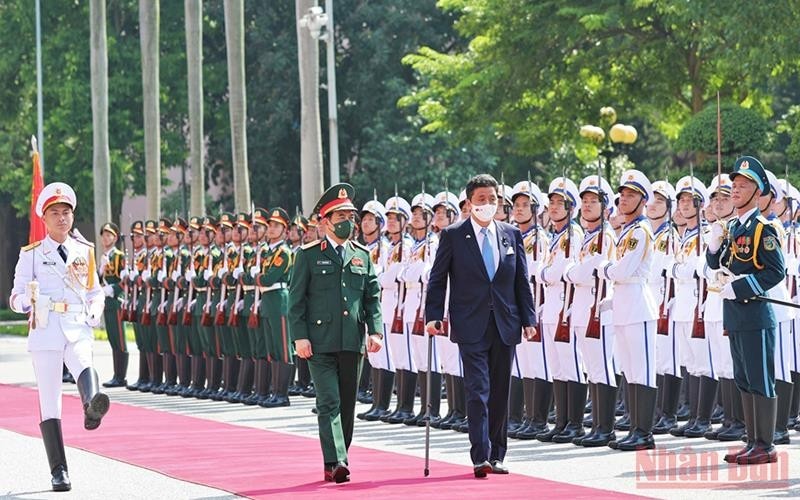 Defence Minister, General Phan Van Giang and his Japanese counterpart address the guards of honour. (Photo: NDO/Thai Hung)