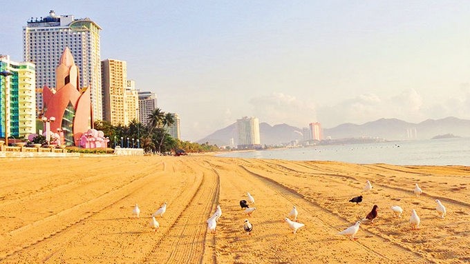Nha Trang beach is quiet. (Photo: NDO)