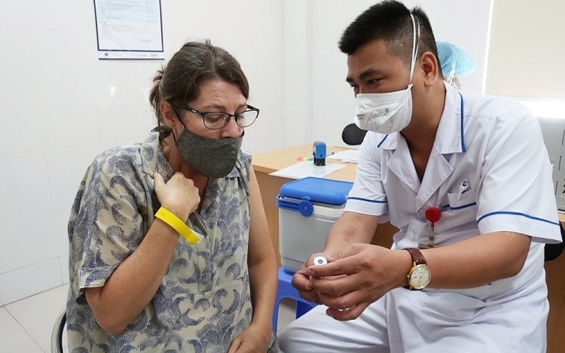 A medical worker provides information on the vaccine to an official of a foreign non-governmental organisation at the injection session on July 13 (Photo: Central Lung Hospital).