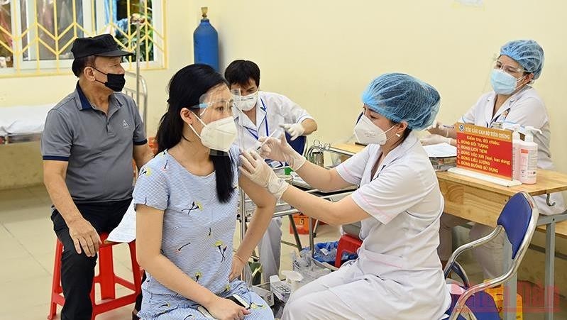 Residents of Quoc Tu Giam Ward in Hanoi are vaccinated against COVID-19. (Photo: Duy Linh)
