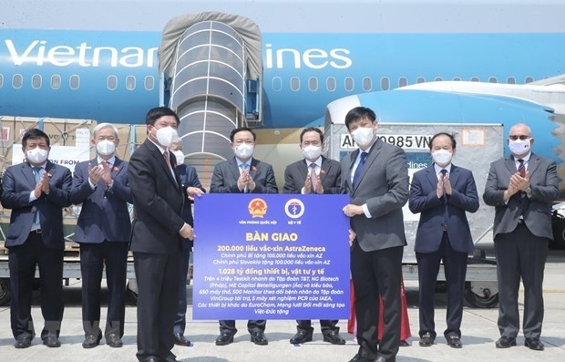 Hand-over of COVID-19 vaccines and medical equipment and supplies donated during NA Chairman Vuong Dinh Hue's just-concluded trip to Europe (Photo: VNA)