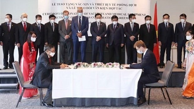 Signing ceremony between Vietnamese enterprises and European and Belgian partners (Photo: VNA)