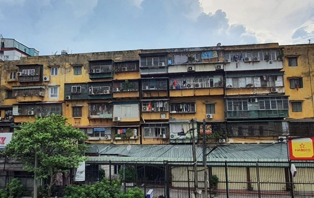An old apartment building in Hanoi. (Illustrative image/Photo: VNA)