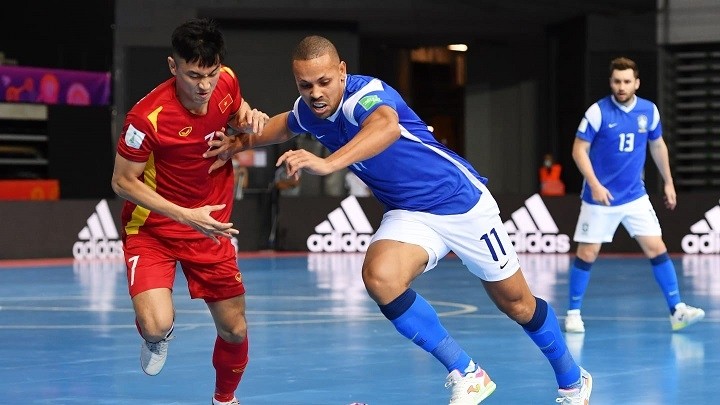 Vietnam (in red) fail to upset Brazil in the opening match of their 2021 Futsal World Cup campaign. (Photo: FIFA)