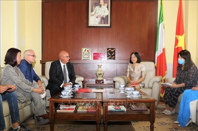 Vietnamese Ambassador to Italy Nguyen Thi Bich Hue holds talks with medical team 118. (Photo: VNA)
