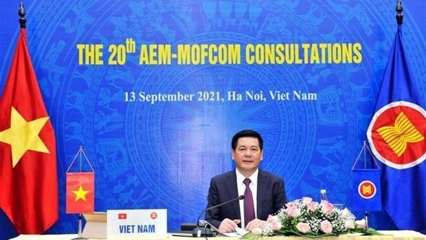 Minister of Industry and Trade Nguyen Hong Dien at the consultations (Photo: VNA)